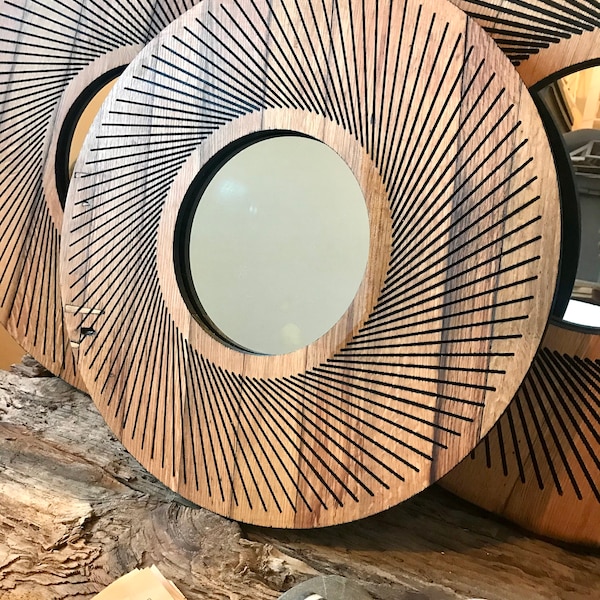 Runder, kreisförmiger, geometrischer Wandkunst-Spiegel aus massiver Eiche aus recyceltem Material