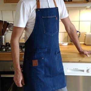 Kookschort/barbecueschort van middelblauw denim met afneembare leren bandjes