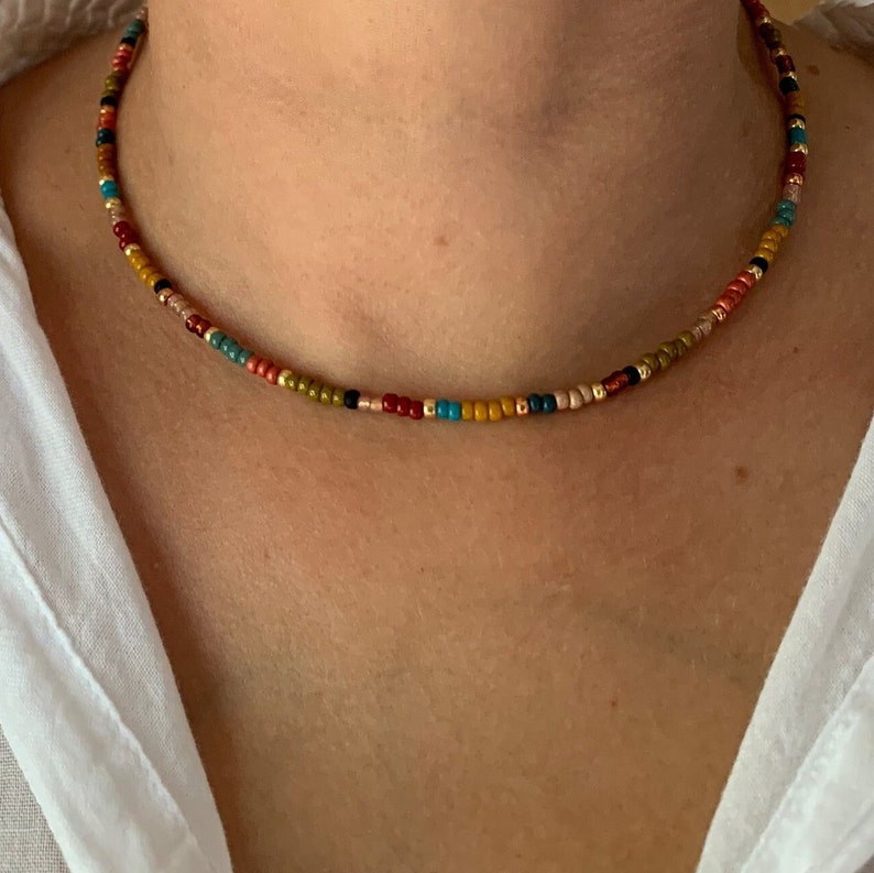 Collana di perline di semi multicolori riempiti d'oro, collana di perline multicolori, collana delicata, collana di perline di semi boho chic minimalista immagine 6