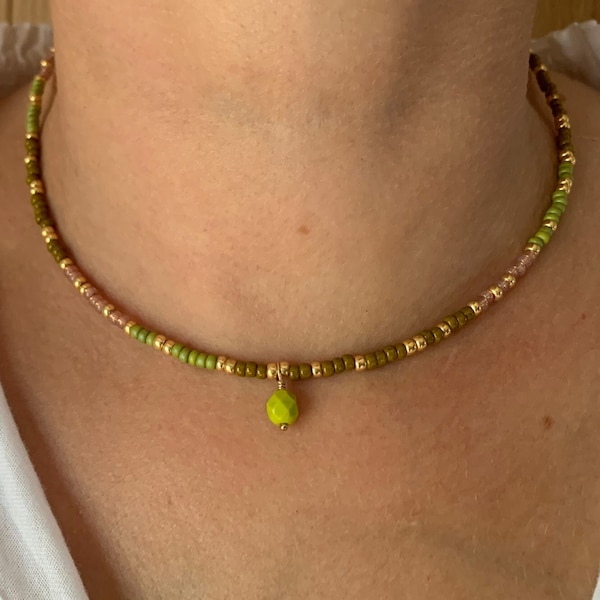 Collier de perle de rocaille vert kaki, collier perles vertes, collier perle rocaille, collier coloré, collier boho, bijou, cadeau pour elle