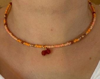 Collana di perline di semi di rosa pesca e arancio con fascino di perline di caramello, collana di perline di mix di arancio rosa, girocollo di perline di semi