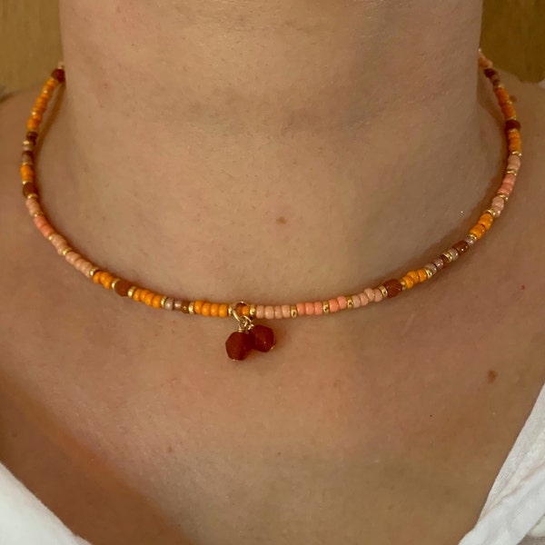 Collier perle de rocaille rose pêche et orange avec breloque perles caramel, collier perle rose orange mix, ras du cou perle de rocaille