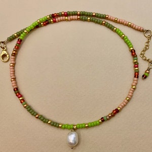 Collana di perline di semi verdi e rosa, collana di perle colorate e perle d'acqua dolce, collana di perline di semi, collana colorata, collana boho
