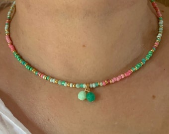 Collar dorado con cuentas de semillas verdes y rosas, collar delicado con pequeñas cuentas verdes y rosas, gargantilla verde y rosa, collar de cuentas de semillas estilo boho chic