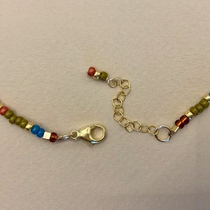 Collana di perline di semi multicolori riempiti d'oro, collana di perline multicolori, collana delicata, collana di perline di semi boho chic minimalista immagine 4