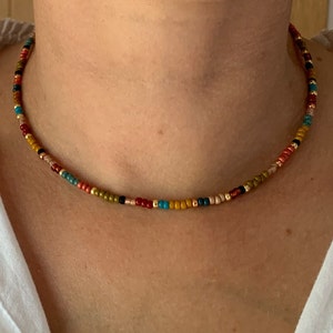 Collana di perline di semi multicolori riempiti d'oro, collana di perline multicolori, collana delicata, collana di perline di semi boho chic minimalista immagine 1