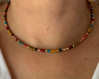 Goldgefüllte mehrfarbige Rocaillesperlenkette, mehrfarbige Perlenkette, zierliche Halskette, minimalistische Boho-Chic-Rocaillesperlenkette