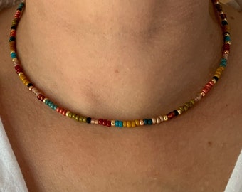 Goud gevulde meerkleurige zaadkralenketting, veelkleurige kralenketting, sierlijke ketting, minimalistische boho chique zaadkralenketting