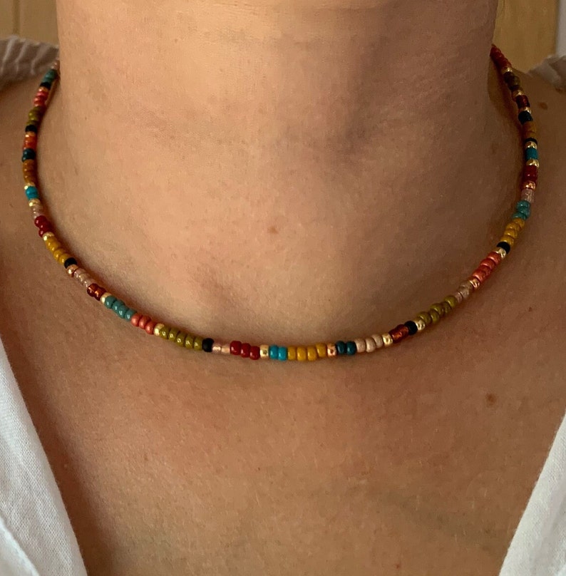 Collana di perline di semi multicolori riempiti d'oro, collana di perline multicolori, collana delicata, collana di perline di semi boho chic minimalista immagine 1