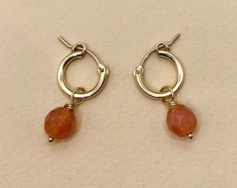 Boucles d'oreilles Gold filled créoles breloque perle vieux rose, petite créole perle colorée, petite créoles breloque colorée, bijou cadeau