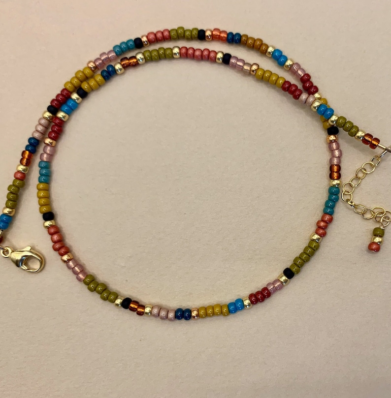 Collana di perline di semi multicolori riempiti d'oro, collana di perline multicolori, collana delicata, collana di perline di semi boho chic minimalista immagine 7