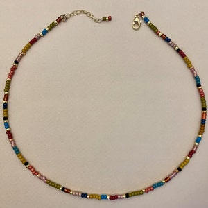 Collana di perline di semi multicolori riempiti d'oro, collana di perline multicolori, collana delicata, collana di perline di semi boho chic minimalista immagine 2