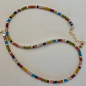 Collana di perline di semi multicolori riempiti d'oro, collana di perline multicolori, collana delicata, collana di perline di semi boho chic minimalista immagine 9