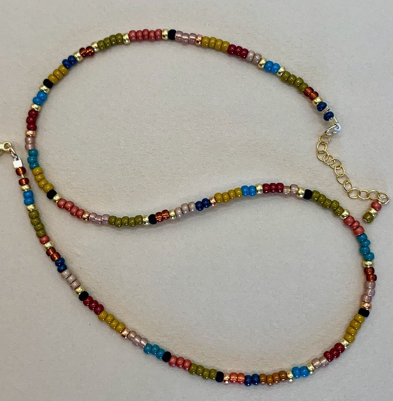 Collana di perline di semi multicolori riempiti d'oro, collana di perline multicolori, collana delicata, collana di perline di semi boho chic minimalista immagine 9