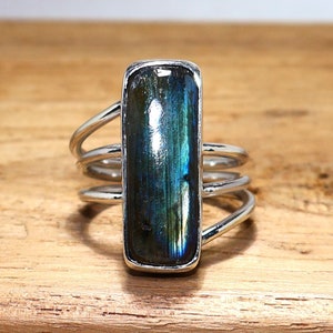 Anillo llamativo de plata de ley con labradorita, gema talla cojín, cabujón rectangular, triple banda, regalo artesanal