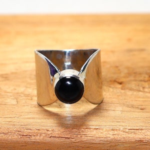 Bague Onyx noire, bague en argent sterling 925, bague en argent faite à la main, bague ronde en onyx, bague de bande, bague en pierre précie
