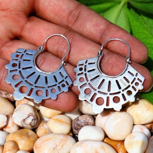 Handgefertigte Boho Creolen aus Sterling silber – Leichte Hänge ohrringe mit Cut out Muster und Tribal Fächer Design – Ein Statement für den