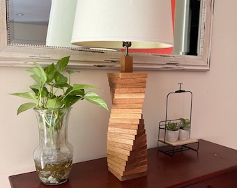 Lámpara de roble blanco macizo hecha a mano