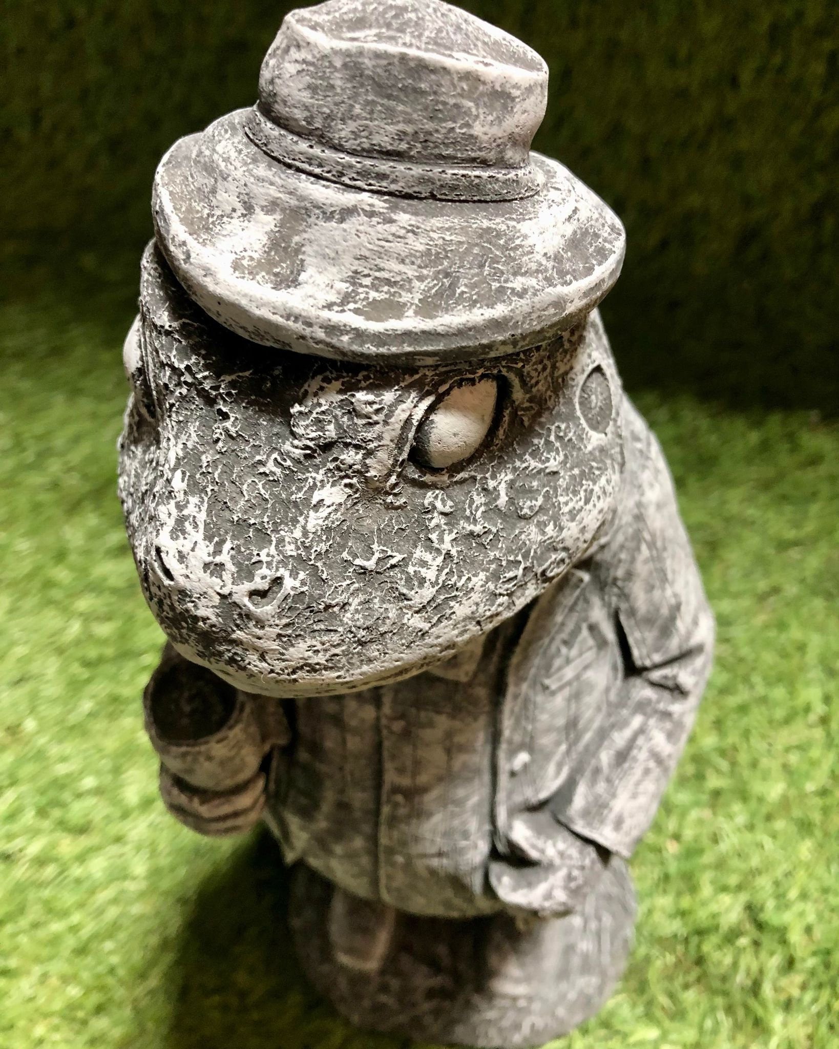 Concrete Toad / Frog Wind in the Willows Garden Sculpture Lawn Ornament ...