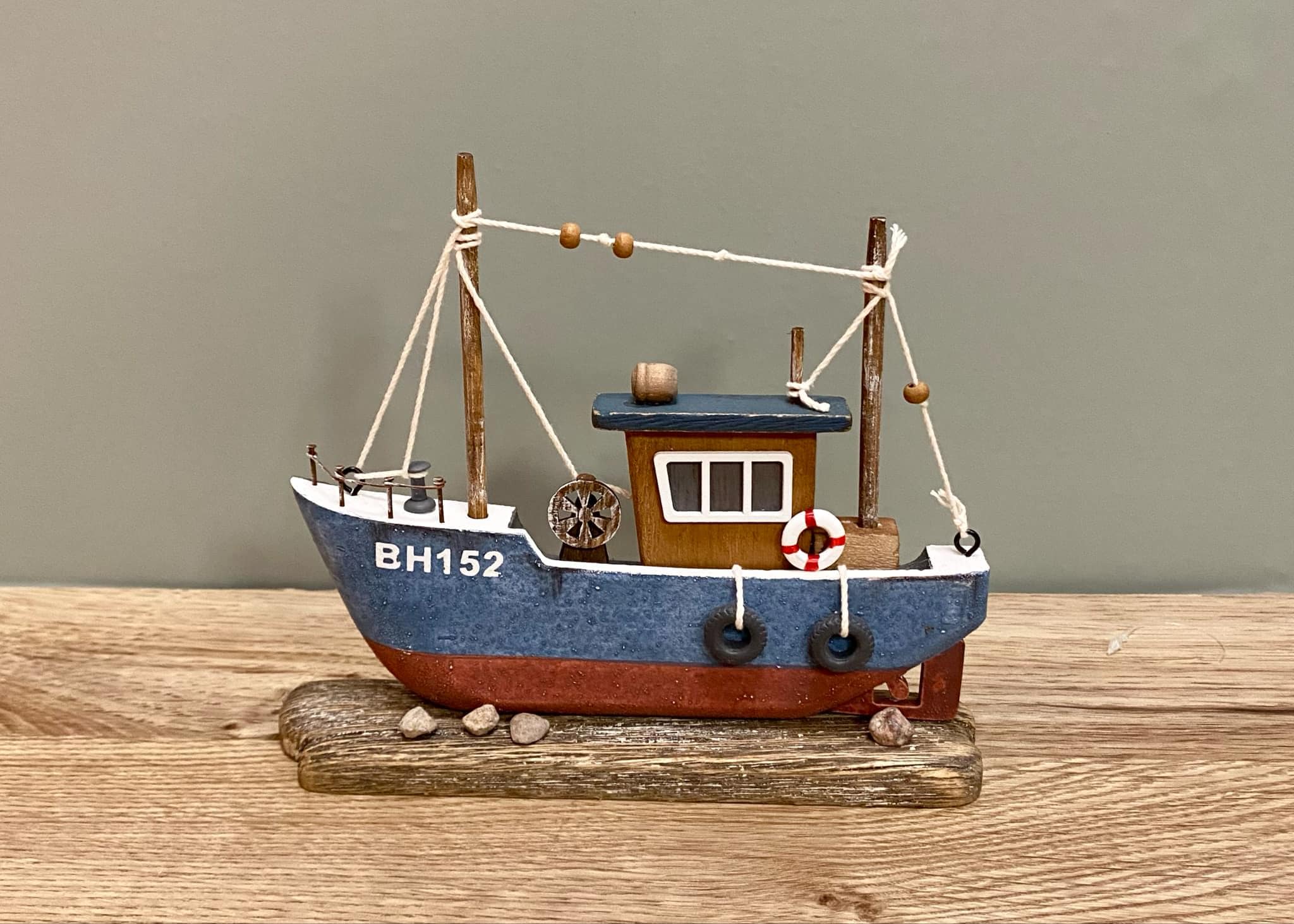 ［新品・未使用］VAN BOAT HOUSE BLUE TRADITIONAL This Van-Boat Hybrid Is Weirdly Wonderful