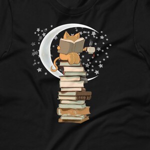 月明かりの下で読書するTシャツ、猫シャツ、子猫Tシャツ、猫好きへのギフト、猫ママシャツ、ポケットにかわいい子猫、猫ママシャツ