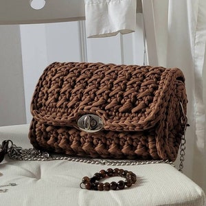 Braune gestrickte Clutch Tasche, Frauen lässige Tasche, mittelgroße Umhängetasche gehäkelt, Geldbörse mit langem Riemen gestrickt, handgemachte Designer Geldbörse, Geschenk für sie