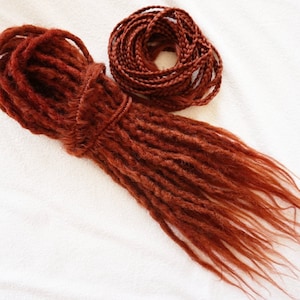 Set aus roten gehäkelten synthetischen Double Ended Dreads (D.E.Dreads) und Zöpfen sowie einer Textur C.E.braid Dreadlock-Extensions Fake Dreads