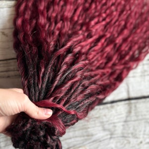 Rastas rizadas ombré, negras, rojas, negras y burdeos, rastas sintéticas de crochet, extensiones negras, rastas bohemias DE, rastas rizadas de doble punta, ondas rojas