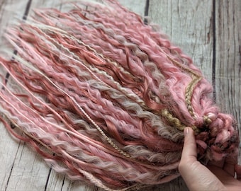 Rastas rizadas rubias ombré rosa blanco Extensiones de rastas sintéticas de crochet rosa Boho DE Rastas Rastas rizadas de doble punta trenzas rubias de