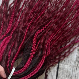 Ombre nero rosso Lampone Ricci dreads Sintetici all'uncinetto dreads si estendono neri Boho DE Dreads Ricci a doppia estremità dreadlocks onde rosse de