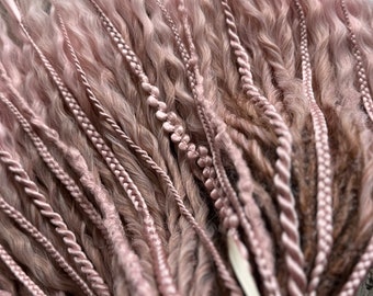 Rastas rizadas ombré rojo rosa blanco Rastas sintéticas de ganchillo se extienden rosa Boho DE Rastas rizadas de doble punta trenzas rubias