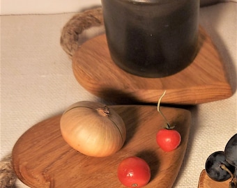 Oak Wood Serving Board: Heart Ornament with Natural Linen Handle