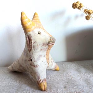 Silbato de buey de cerámica hecho a mano: figura de animal de cerámica esmaltada