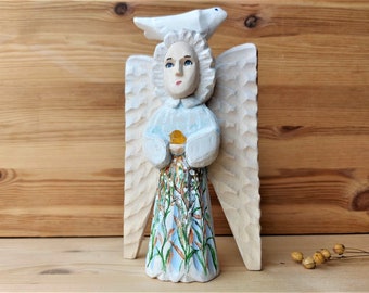 Drewniany ręcznie rzeźbiony anioł w kwiatach, oryginalna rzeźba, anioł rzeźbiony w drewnie, oryginalna malowana statuetka z bursztynem bałtyckim, sztuka litewska