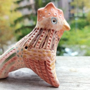 Kura, ręcznie robiony ceramiczny gwizdek: przedmiot z kolekcji ceramiki wypalanej i szkliwionej