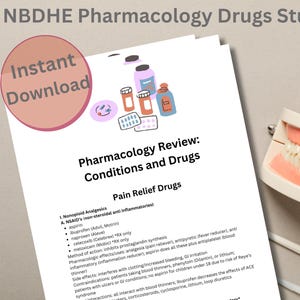 Puede incluir: Una guía de estudio NBDHE Pharmacology Drugs con una sección Pharmacology Review: Conditions and Drugs, una lista de analgésicos y un gráfico de frascos de medicamentos. Incluye un modelo dental y un recipiente de hilo dental blanco.