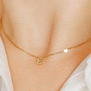 Collar personalizado con iniciales pavé de oro, collar con letras pavé, regalos de Navidad, collar con letra y corazón, collar de plata, regalo delicado
