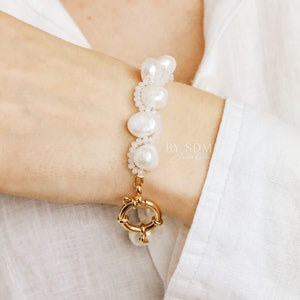 Bracciale con vere perle d'acqua dolce naturali Bracciale delicato in acciaio inossidabile Bracciale con perline e perline Regalo per la damigella d'onore Regalo di San Valentino immagine 1