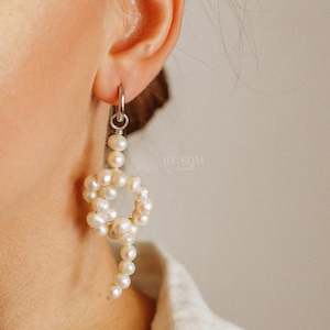 Boucles d'oreilles en forme de noeud de perles Cadeau à nouer Bijoux de demoiselle d'honneur Créoles de perles Bijoux de mariée Cadeau pour proposition de demoiselle d'honneur BYSDMJEWELS image 1