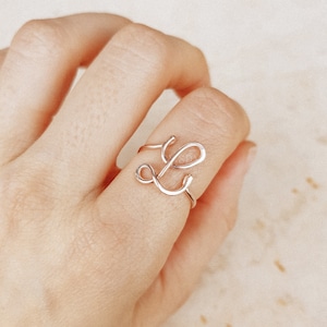 Delicado anillo con inicial L • Anillo con letra personalizada en plata de ley, oro y oro rosa • Anillo con inicial en mayúsculas • Regalos para damas de honor • BYSDMJEWELS