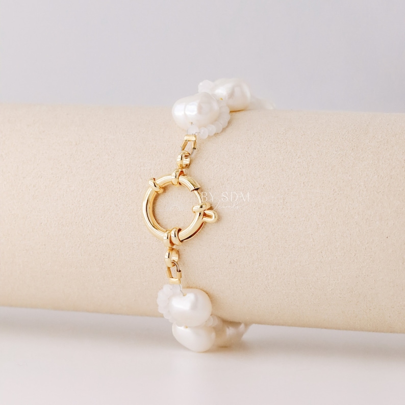 Bracciale con vere perle d'acqua dolce naturali Bracciale delicato in acciaio inossidabile Bracciale con perline e perline Regalo per la damigella d'onore Regalo di San Valentino immagine 2