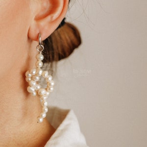 Boucles d'oreilles en forme de noeud de perles Cadeau à nouer Bijoux de demoiselle d'honneur Créoles de perles Bijoux de mariée Cadeau pour proposition de demoiselle d'honneur BYSDMJEWELS image 2