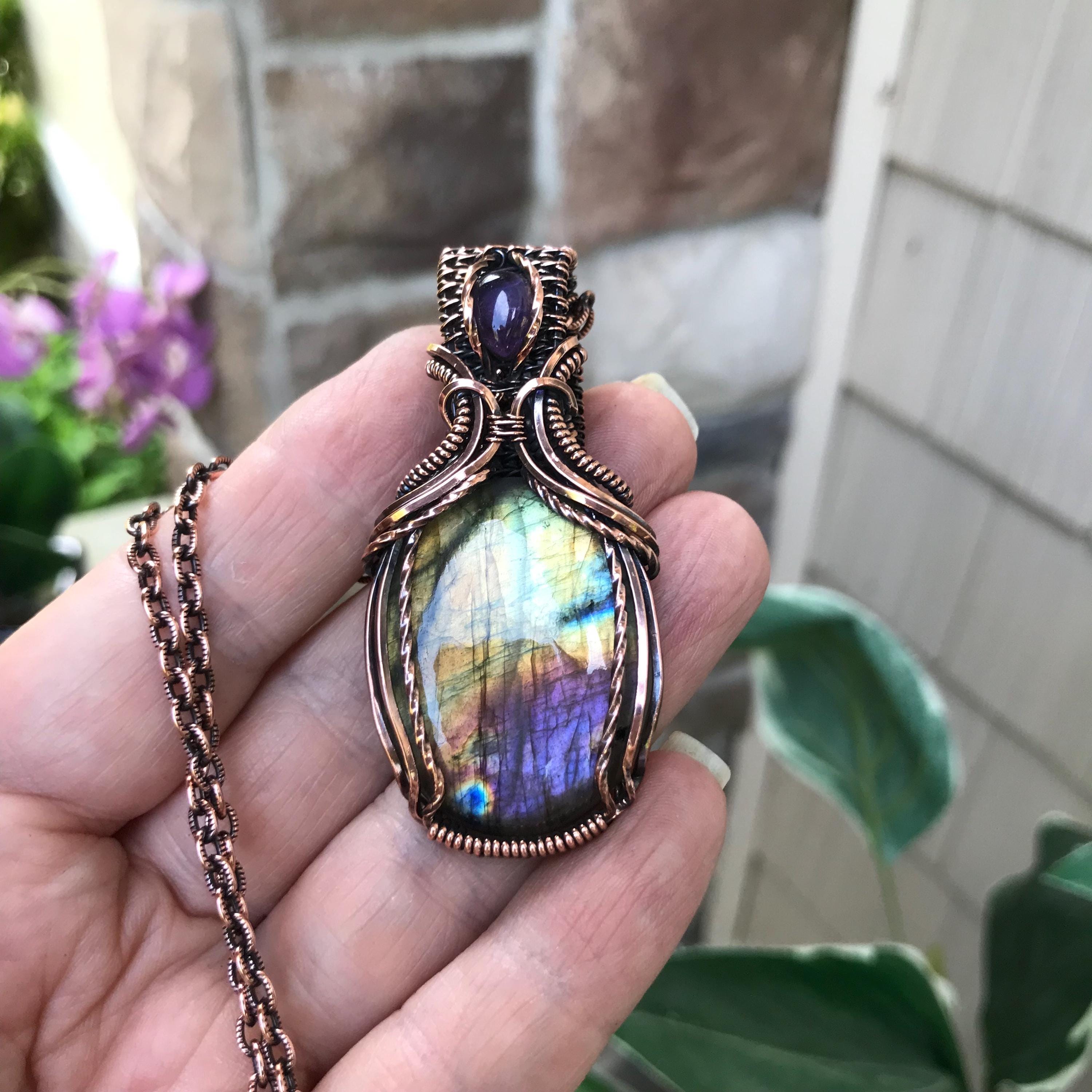 Colar de cobre envolto em fio de labradorita amarelo roxo e ametista, pingente boho de cristal arco-íris com trama