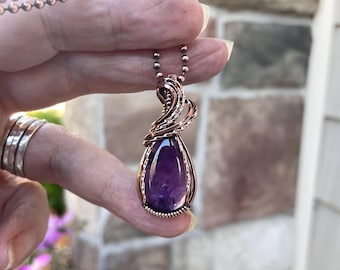 Collar envuelto en alambre de cobre y amatista, colgante hecho a mano de cristal de cuarzo púrpura