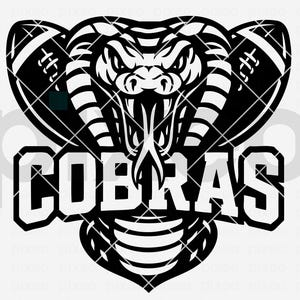 Könnte beinhalten: Schwarz-weißes Grafikdesign mit einem Kobrakopf mit Footballs auf beiden Seiten. Das Wort "COBRAS" wird in fetten, weißen Buchstaben angezeigt. Der untere Teil des Bildes enthält den Text "SVG EPS DXF PDF PNG AI JPG".