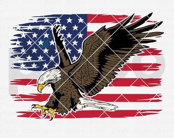 Pode incluir: Uma águia careca com as asas abertas, voando sobre uma bandeira americana em mau estado. A águia é castanho e branca, com um bico amarelo. A bandeira é vermelha, branca e azul, com um aspeto desgastado e desbotado.