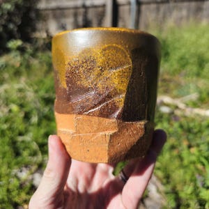 Soda abgefeuert geschnitzte Steinzeug Tasse Kurinuki Stil Teadust Glasur rustikal 8 Unze 4x4 ""