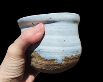 Soda Fired Yunomi-theekop - wit satijnglazuur - handgemaakt aardewerk - Wabi Sabi-aardewerk - op de natuur geïnspireerd - uniek