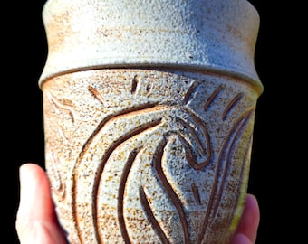 Met soda gestookte vaas van aardewerk • Met de hand gesneden golven, sculpturale keramische kunst 5 x 4 inch