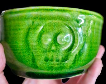 Handgemaakte porseleinen Chawan-theekom: neongroen craquelé kleine kom met schedelmotief, 4,5 x 3 inch